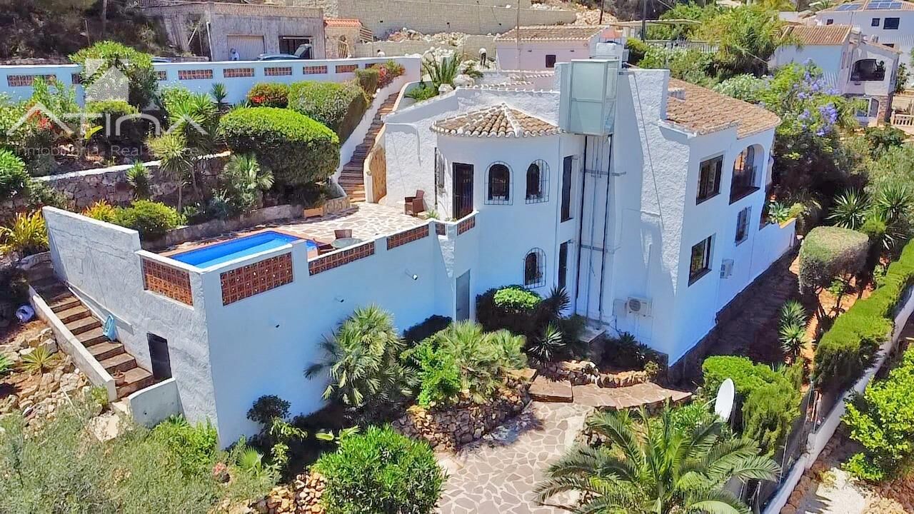 Villa de estilo mediterráneo con apartamento de invitados y vistas al mar en Javea.