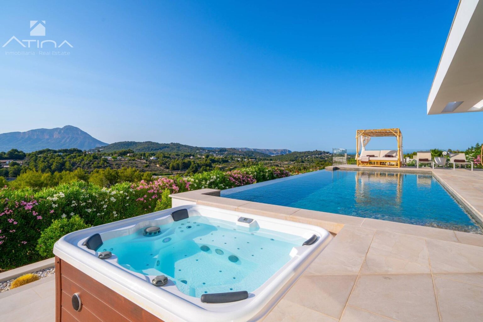 Moderna villa de lujo con vistas a la Montaña y al Mar en Javea.