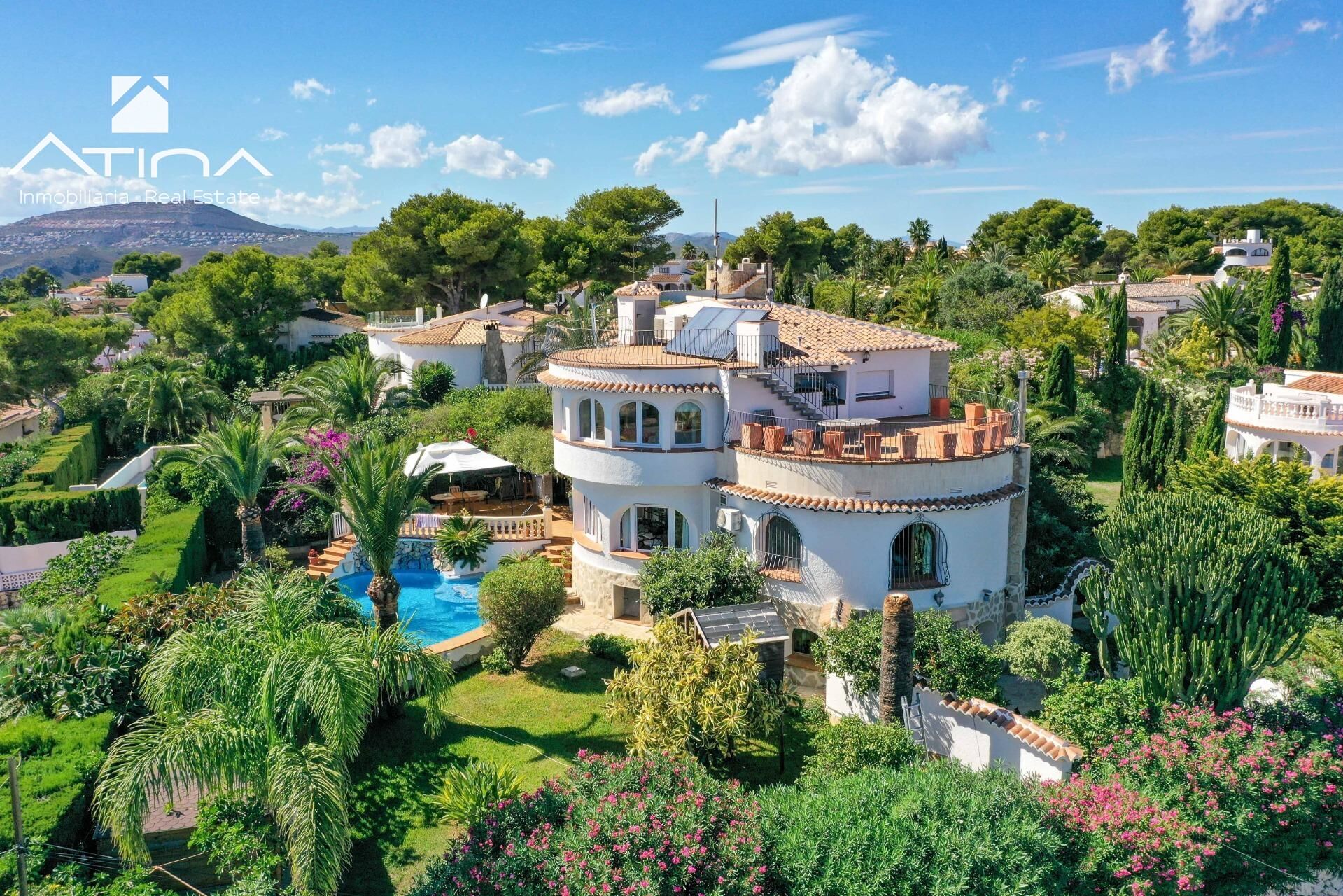 Impresionante Villa con Vistas al Mar de 270° en Balcón al Mar