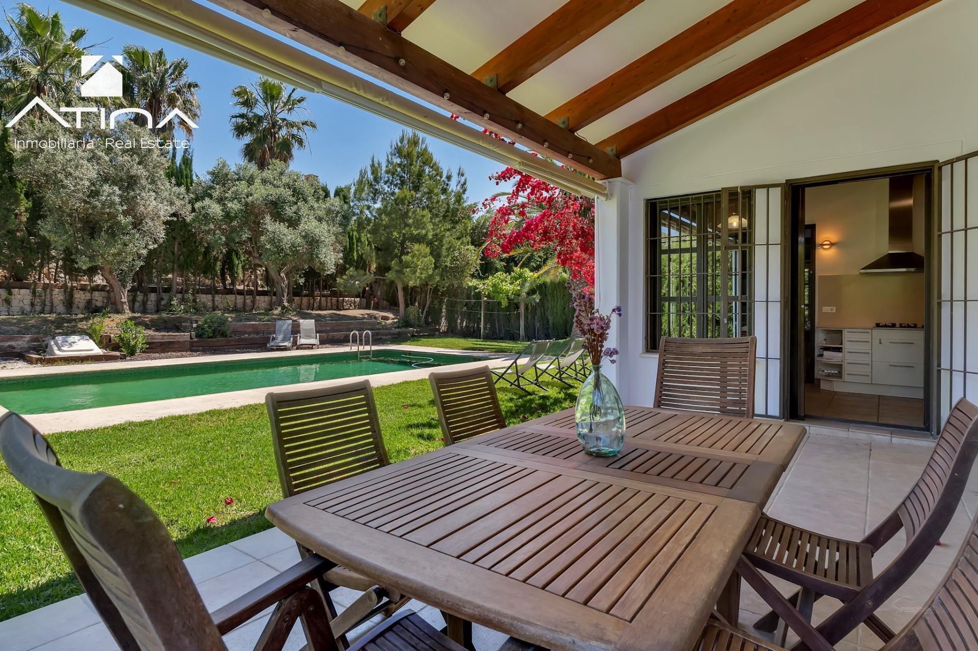 Exclusiva villa mediterránea con spa privado y vistas despejadas