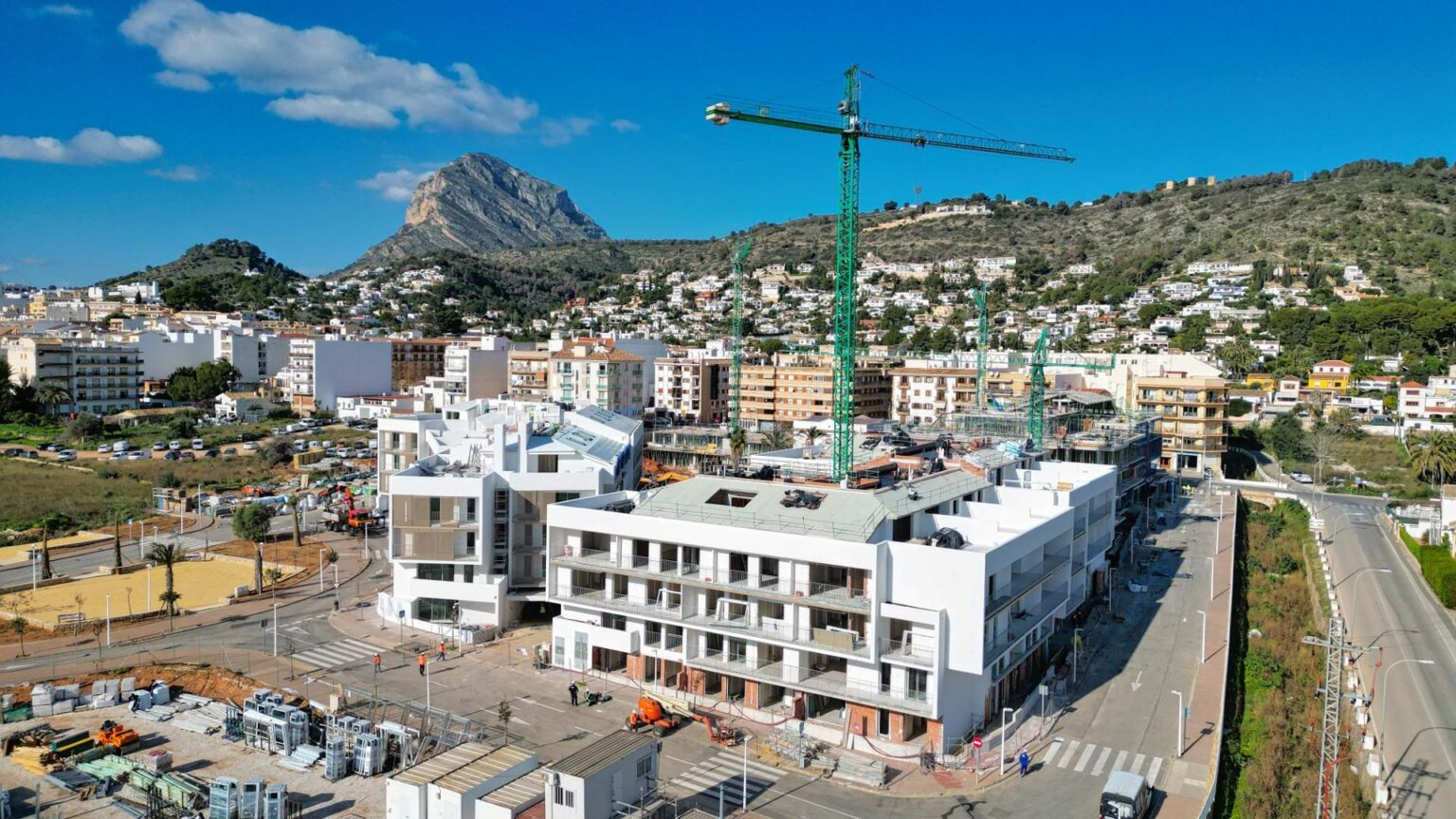 EXCELENTE RESIDENCIAL CON PISCINA ENTRE EL PUERTO Y EL PUEBLO DE JÁVEA