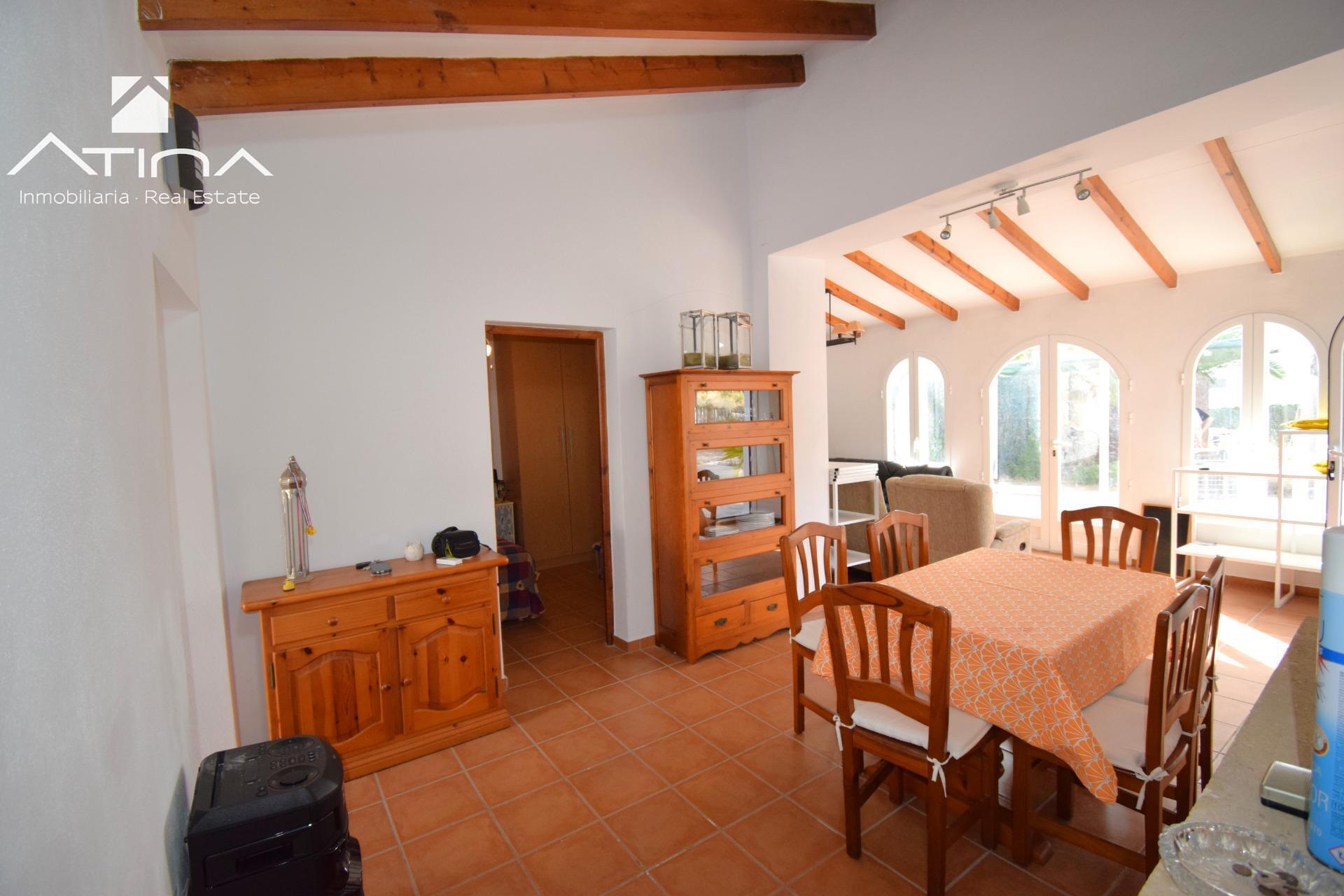 Villa con Parcela Urbana de 2.600 m² a Minutos de la Playa del Arenal – ¡Gran Potencial!