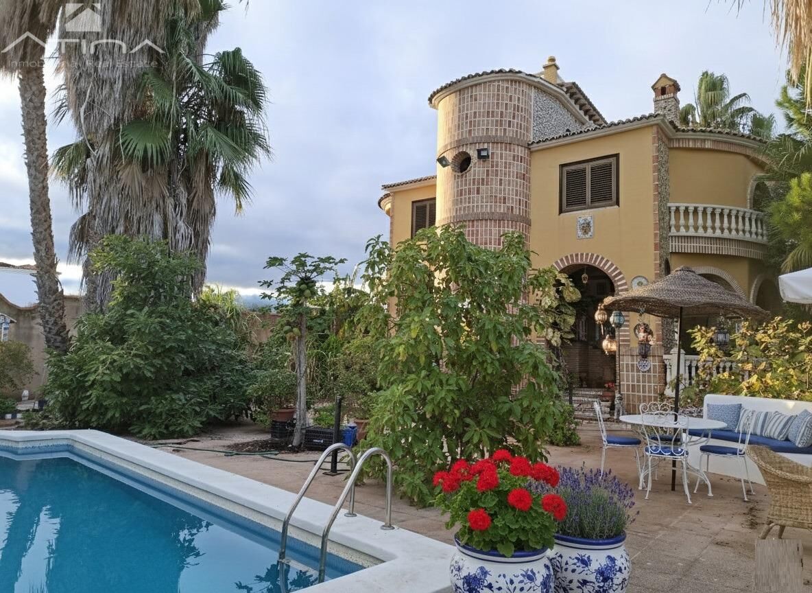 Elegante chalet estilo mediterraneo situado a tan solo 800 metros de la playa de Gandía