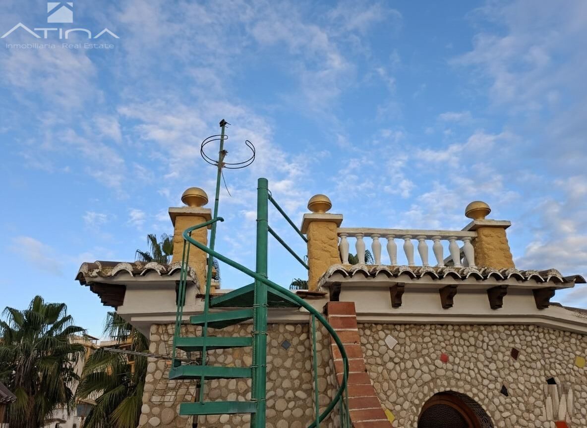 Elegante chalet estilo mediterraneo situado a tan solo 800 metros de la playa de Gandía