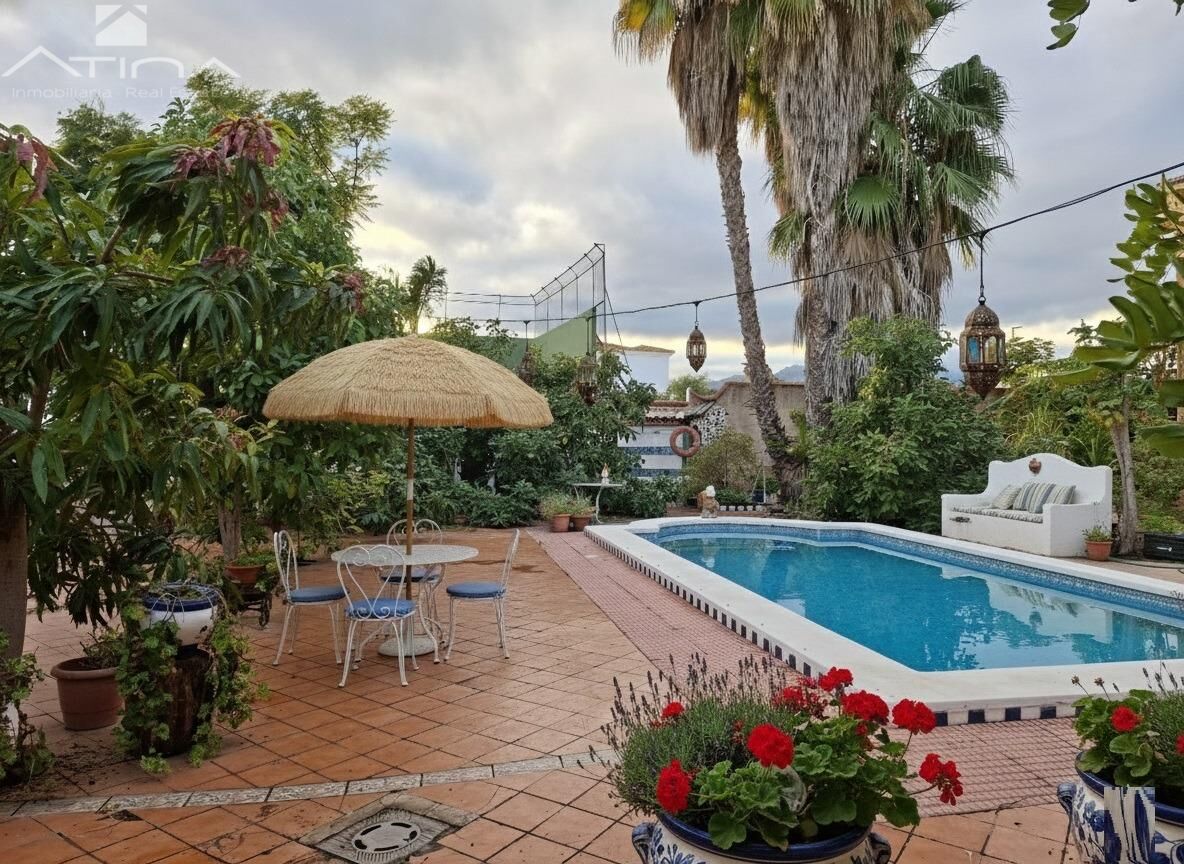Elegante chalet estilo mediterraneo situado a tan solo 800 metros de la playa de Gandía
