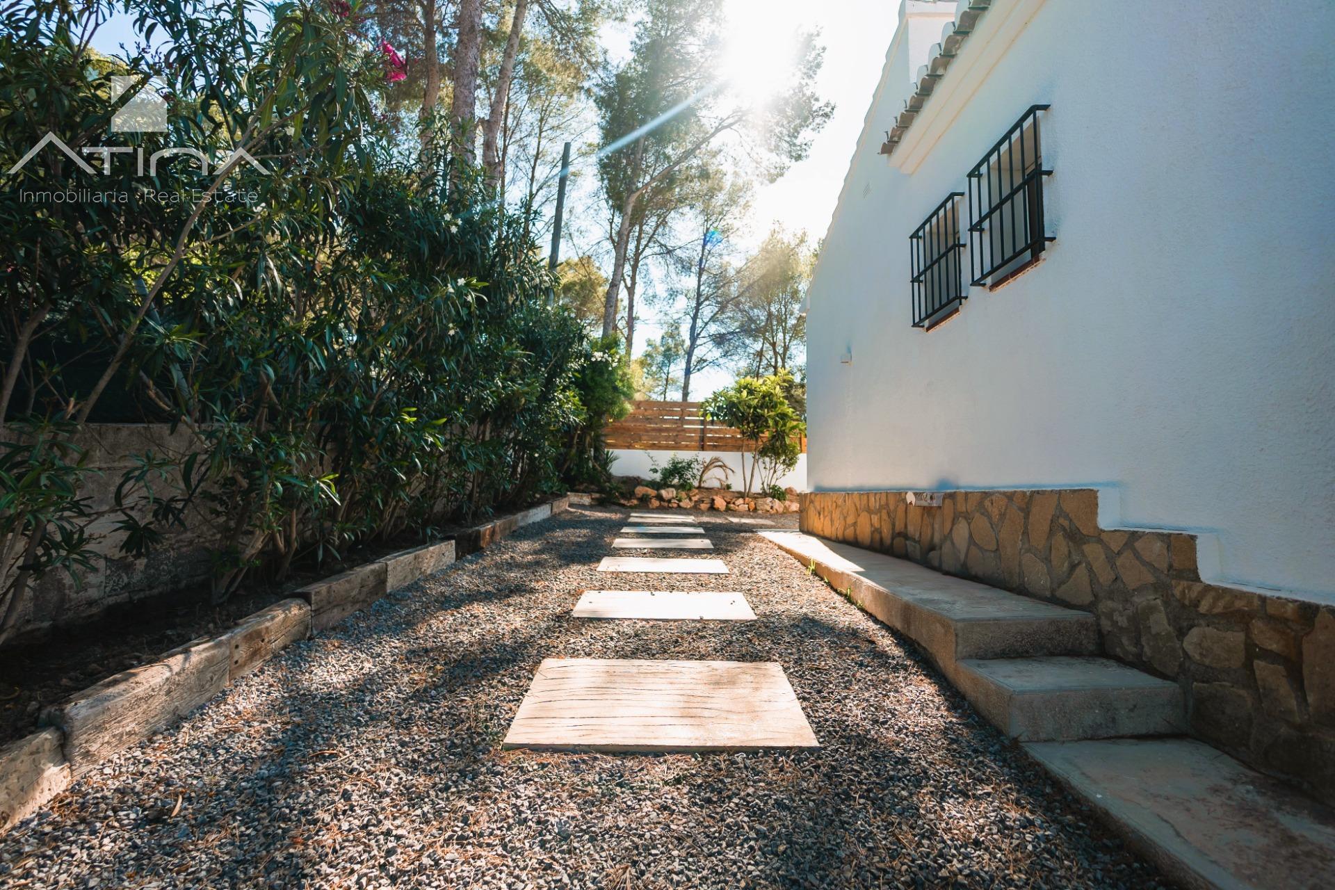 Versatilidad y Confort Mediterráneo: Una Residencia Multifuncional con Potencial de Inversión Ilimitado