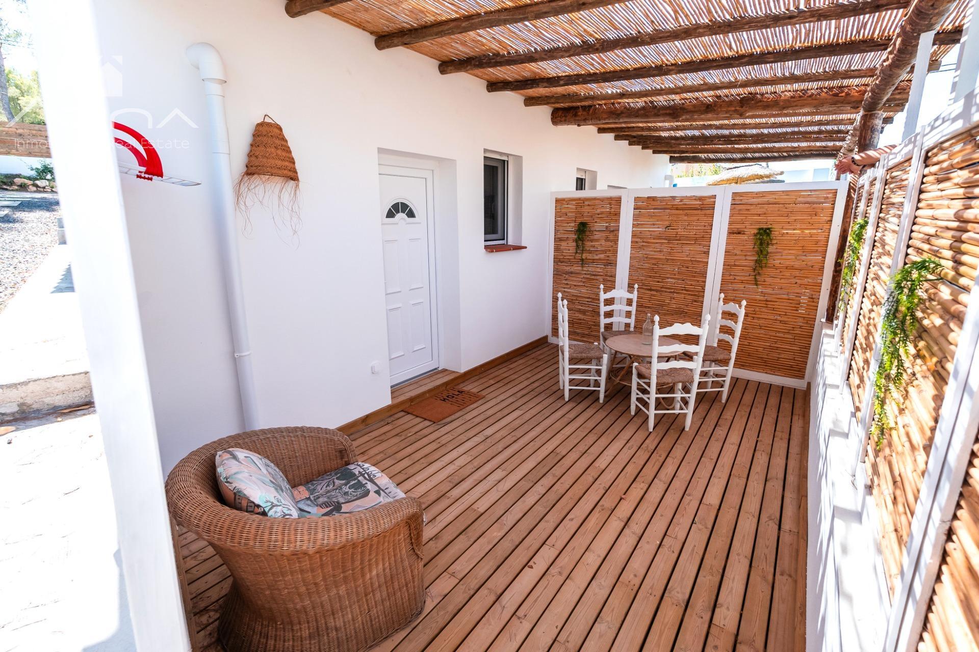 Versatilidad y Confort Mediterráneo: Una Residencia Multifuncional con Potencial de Inversión Ilimitado