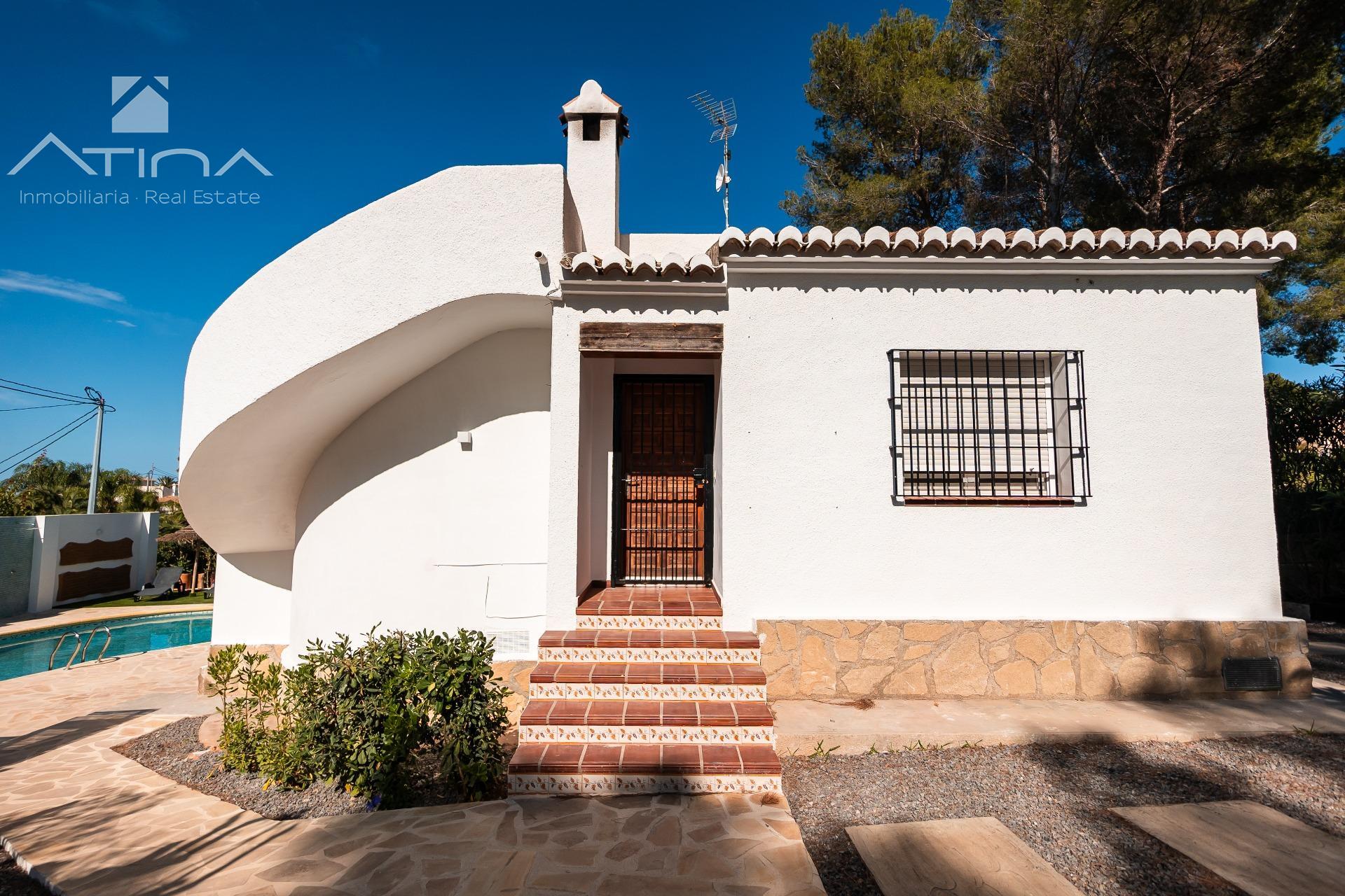 Versatilidad y Confort Mediterráneo: Una Residencia Multifuncional con Potencial de Inversión Ilimitado