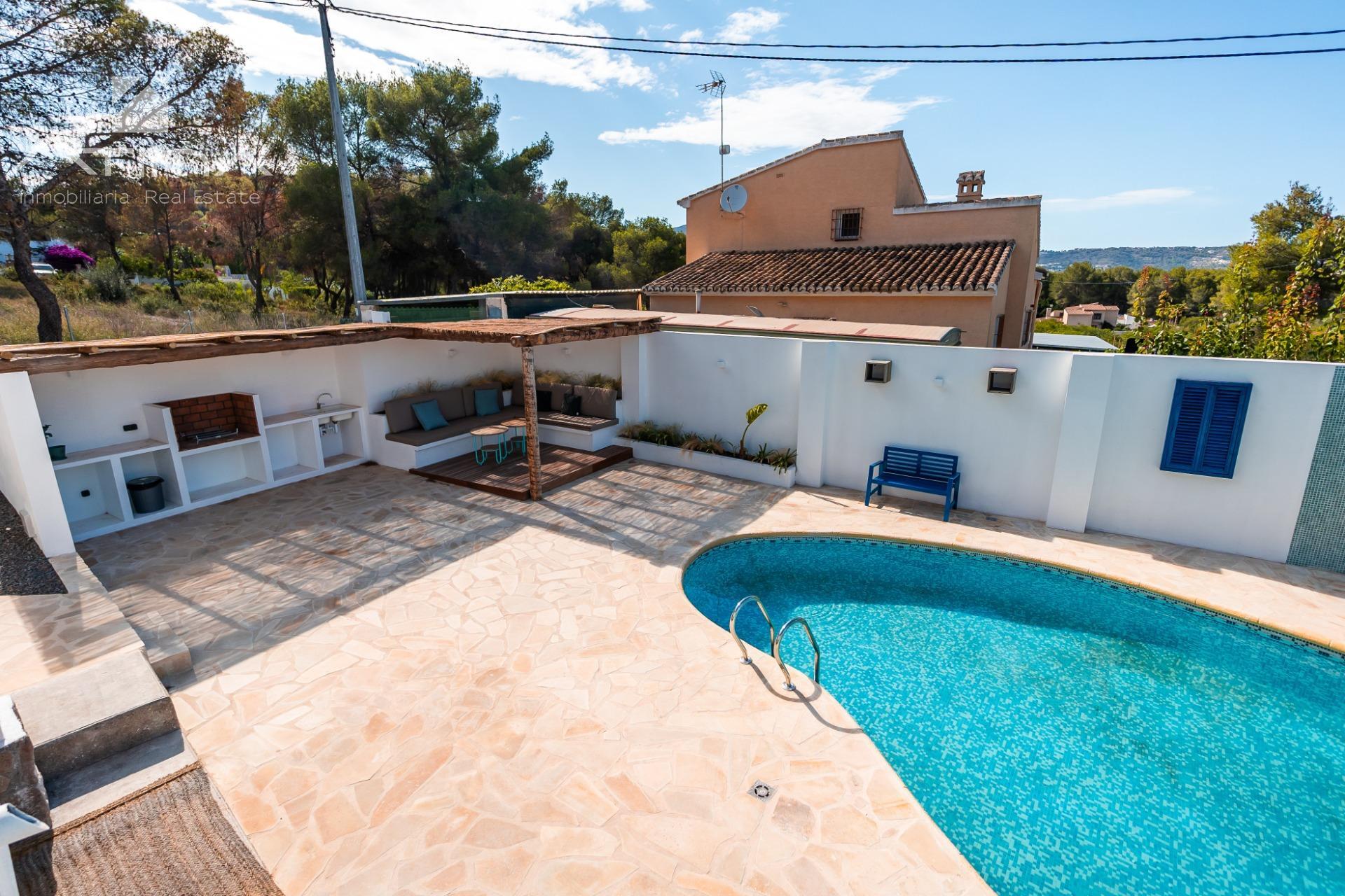 Versatilidad y Confort Mediterráneo: Una Residencia Multifuncional con Potencial de Inversión Ilimitado