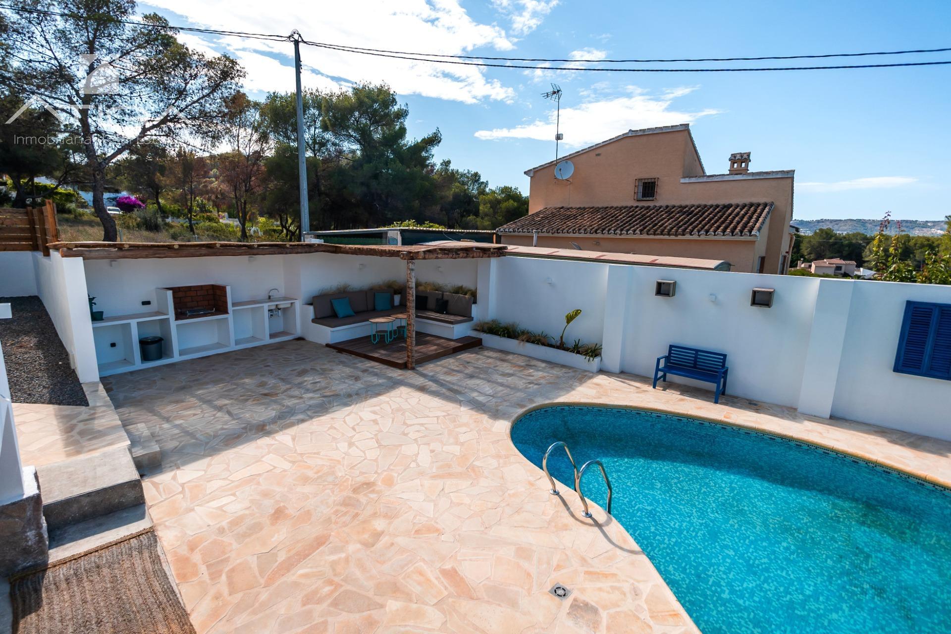 Versatilidad y Confort Mediterráneo: Una Residencia Multifuncional con Potencial de Inversión Ilimitado