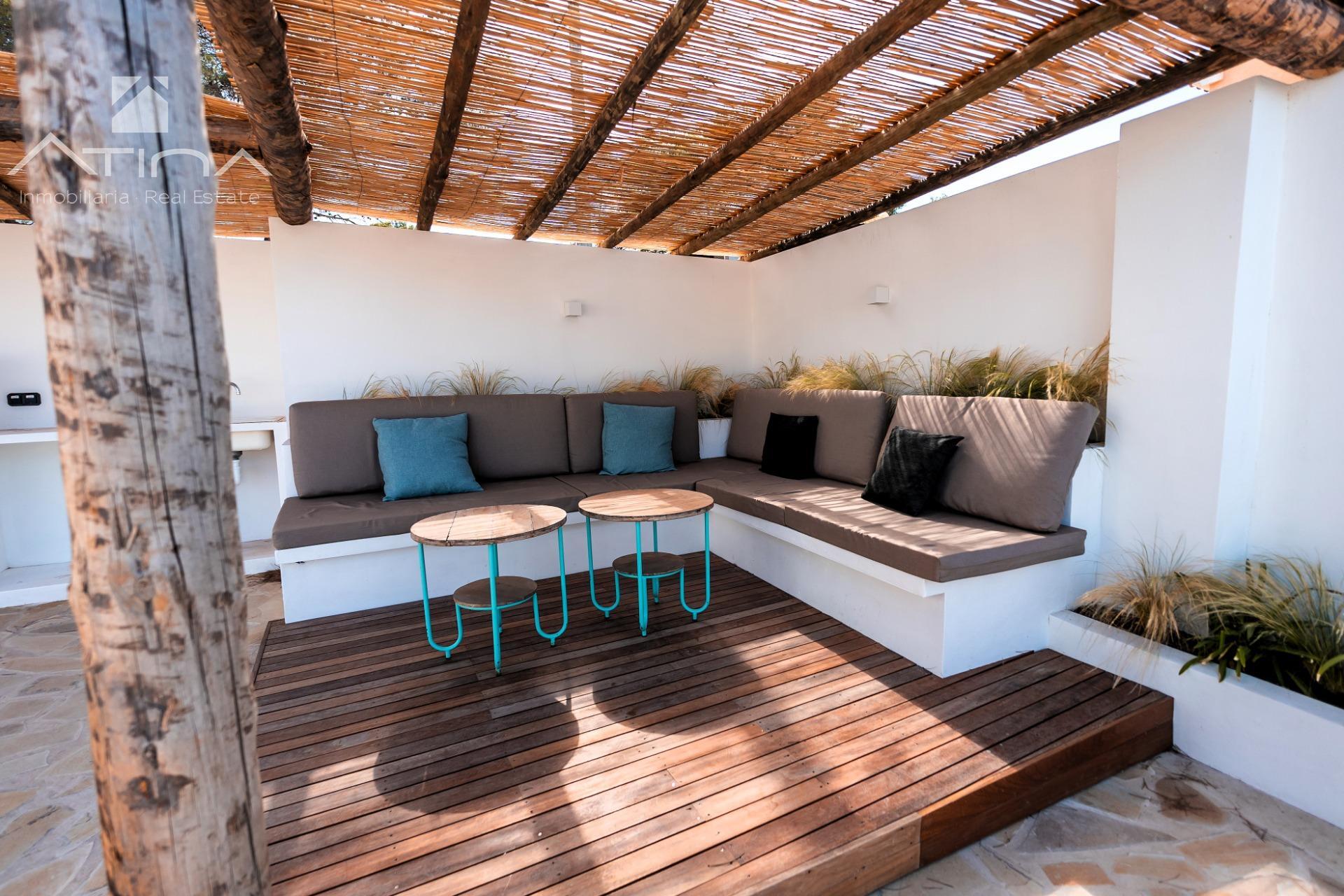 Versatilidad y Confort Mediterráneo: Una Residencia Multifuncional con Potencial de Inversión Ilimitado