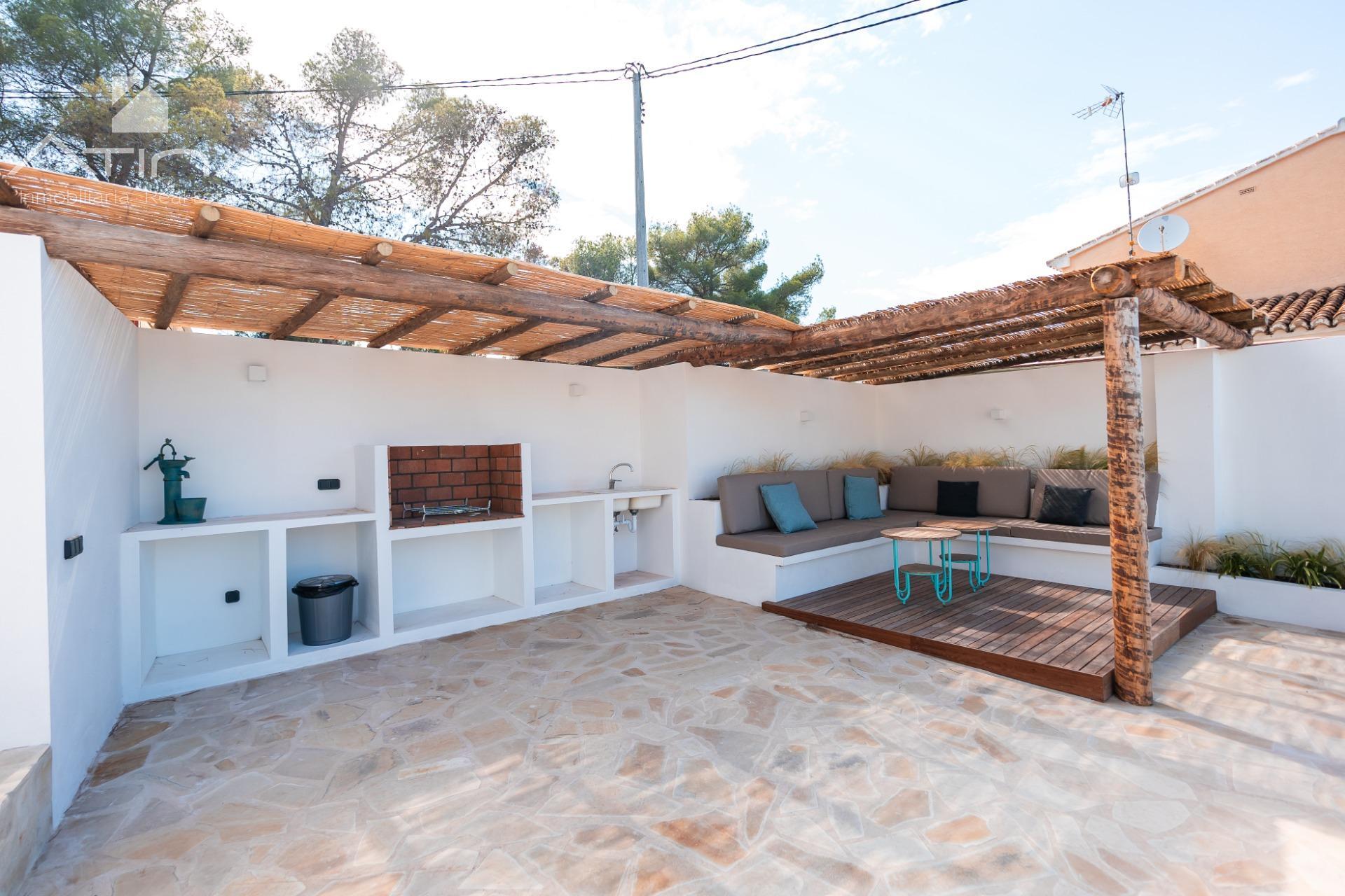 Versatilidad y Confort Mediterráneo: Una Residencia Multifuncional con Potencial de Inversión Ilimitado