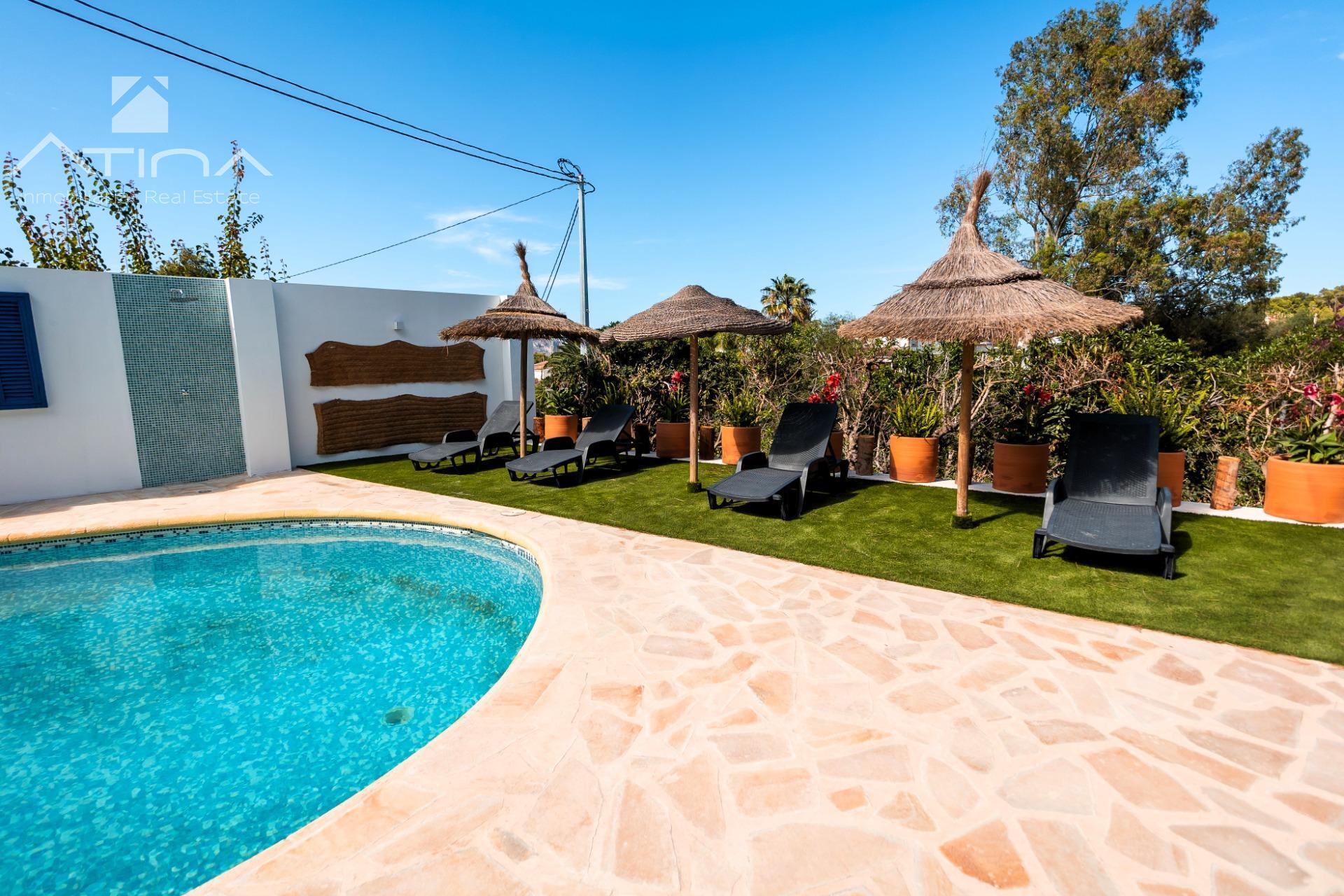 Versatilidad y Confort Mediterráneo: Una Residencia Multifuncional con Potencial de Inversión Ilimitado