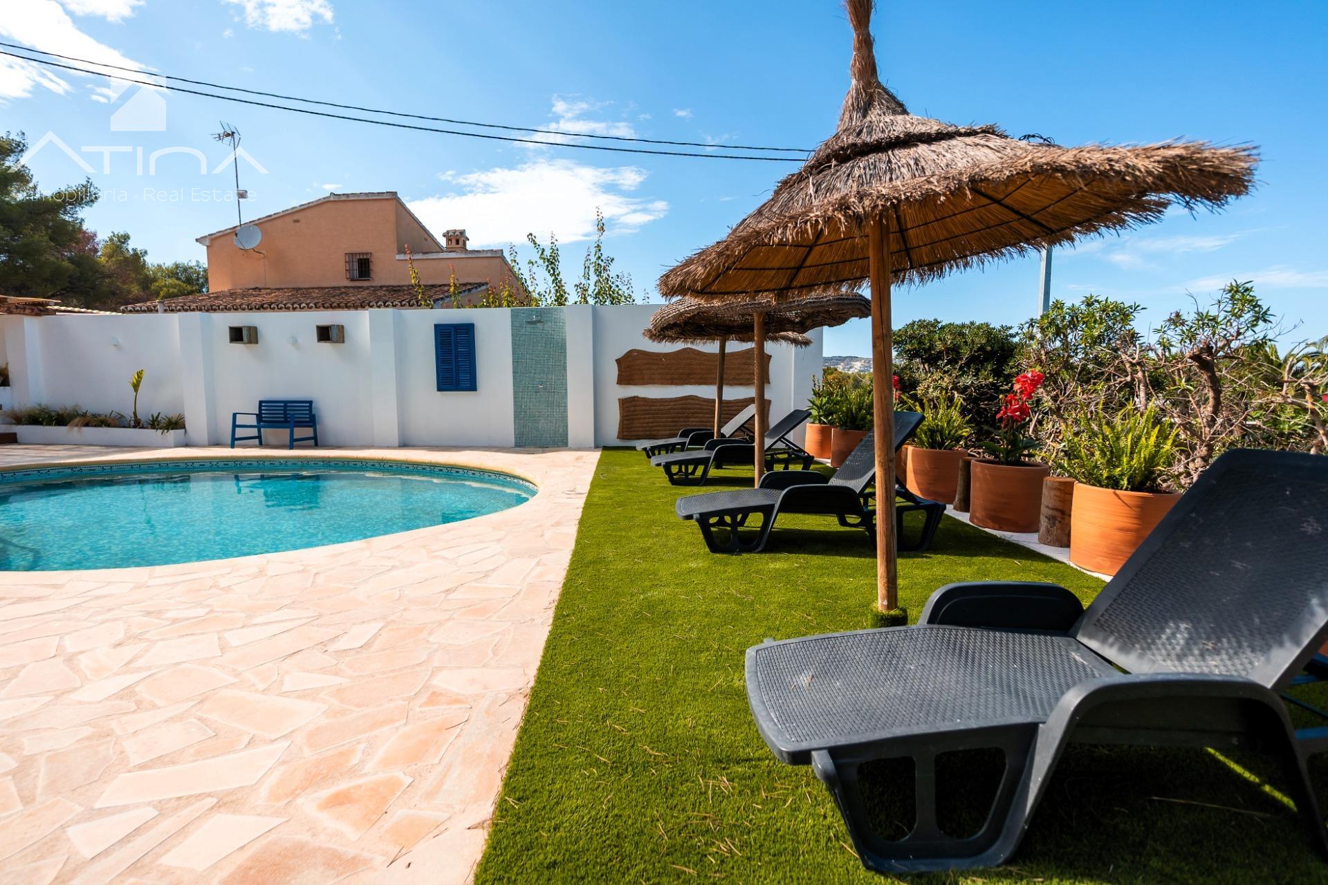 Versatilidad y Confort Mediterráneo: Una Residencia Multifuncional con Potencial de Inversión Ilimitado