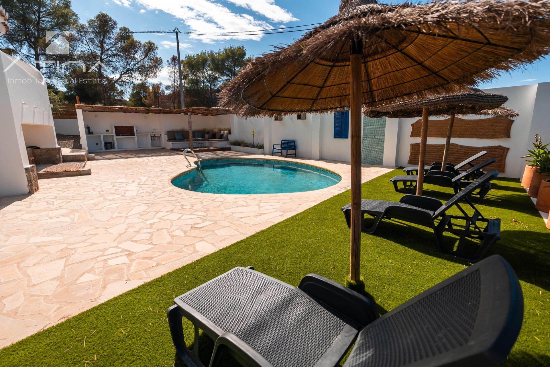 Versatilidad y Confort Mediterráneo: Una Residencia Multifuncional con Potencial de Inversión Ilimitado