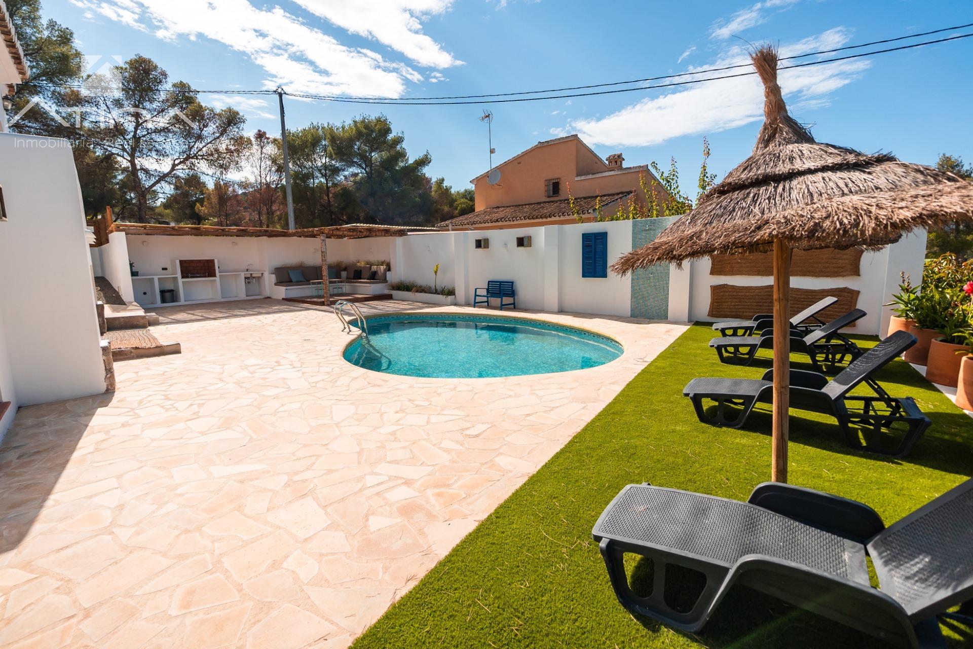 Versatilidad y Confort Mediterráneo: Una Residencia Multifuncional con Potencial de Inversión Ilimitado