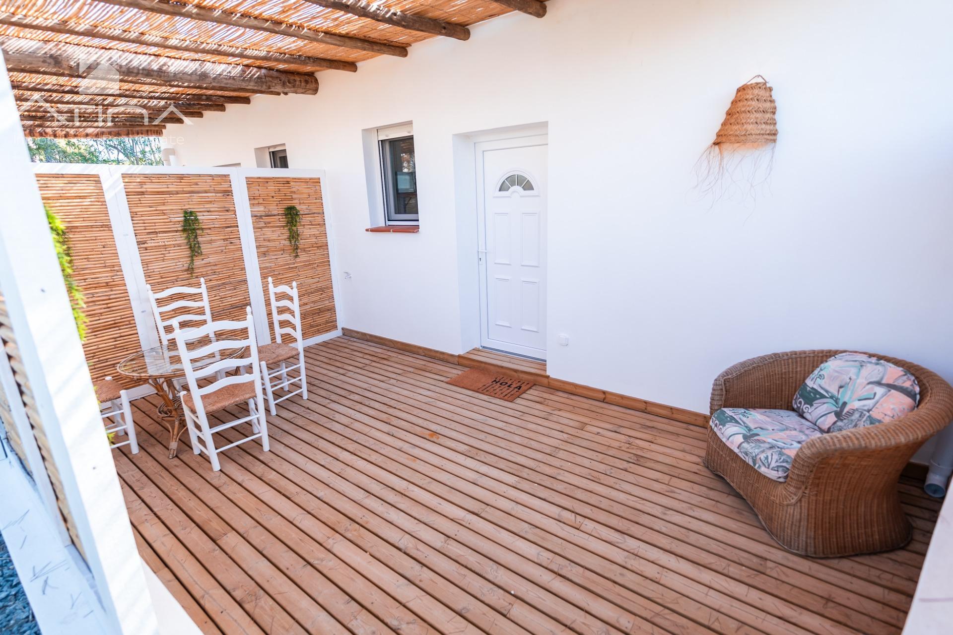 Versatilidad y Confort Mediterráneo: Una Residencia Multifuncional con Potencial de Inversión Ilimitado