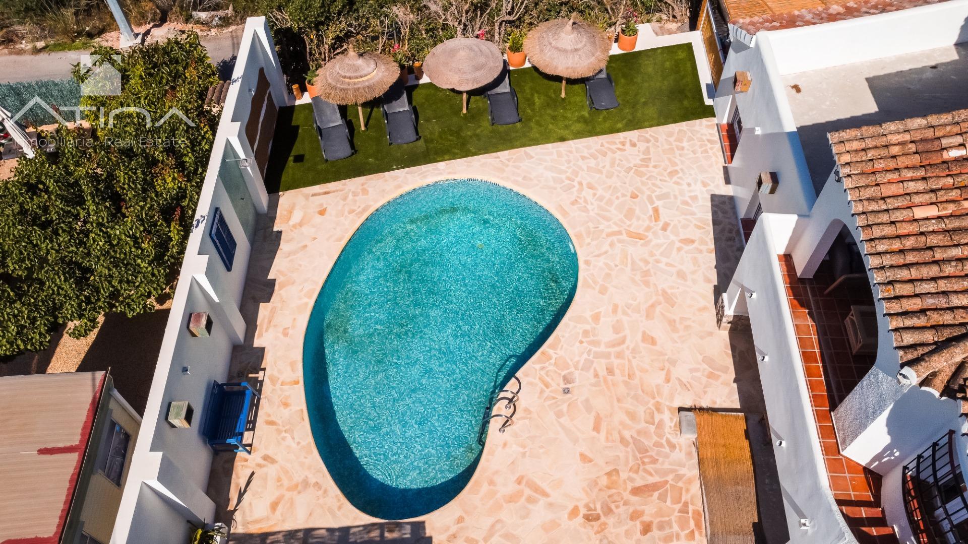Versatilidad y Confort Mediterráneo: Una Residencia Multifuncional con Potencial de Inversión Ilimitado