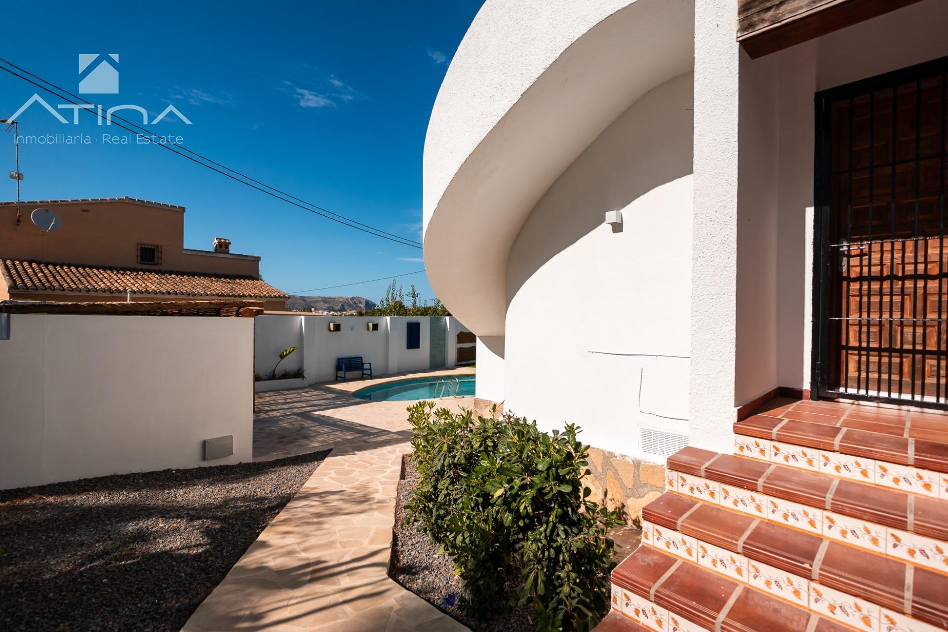Versatilidad y Confort Mediterráneo: Una Residencia Multifuncional con Potencial de Inversión Ilimitado