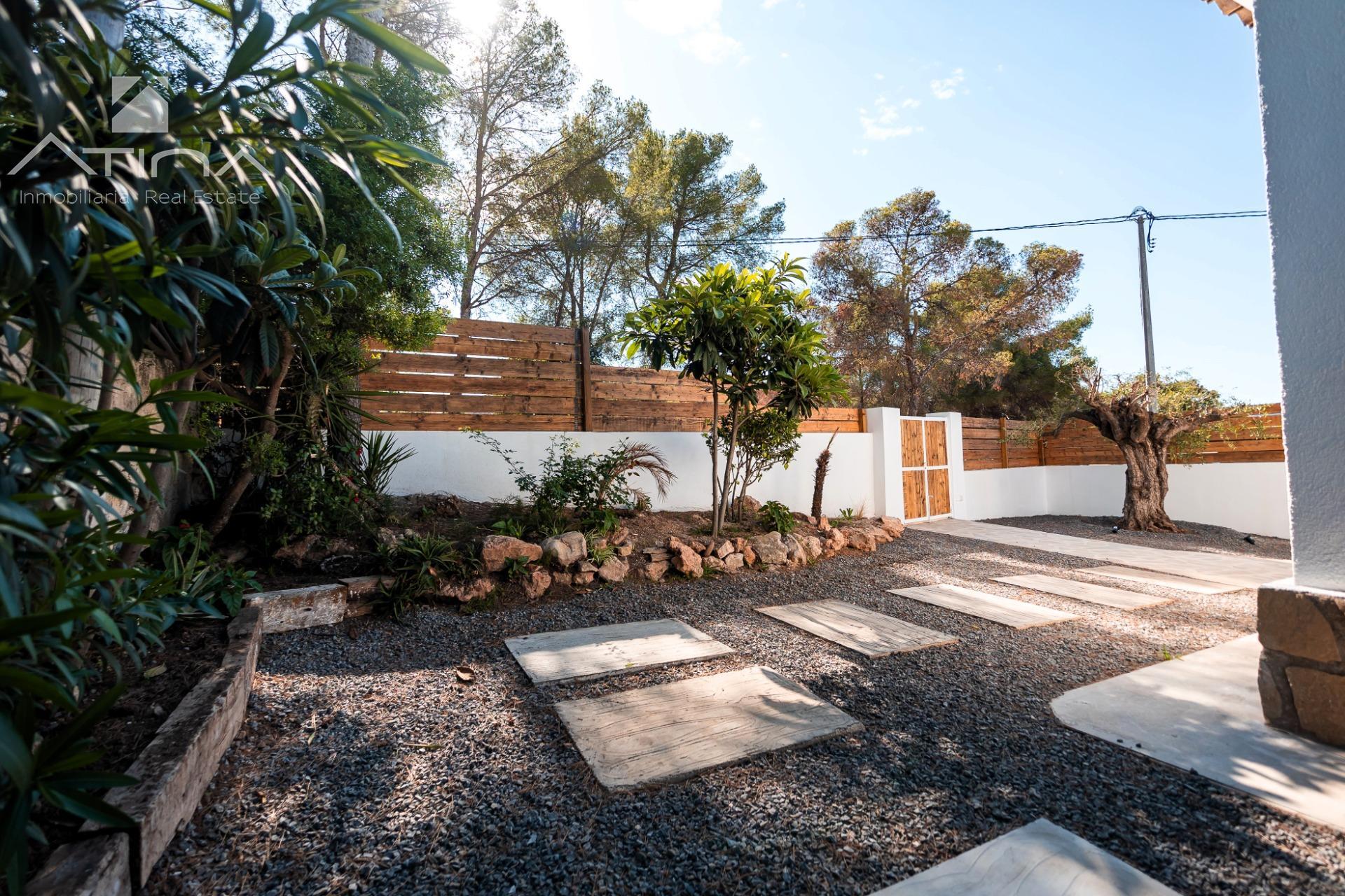 Versatilidad y Confort Mediterráneo: Una Residencia Multifuncional con Potencial de Inversión Ilimitado