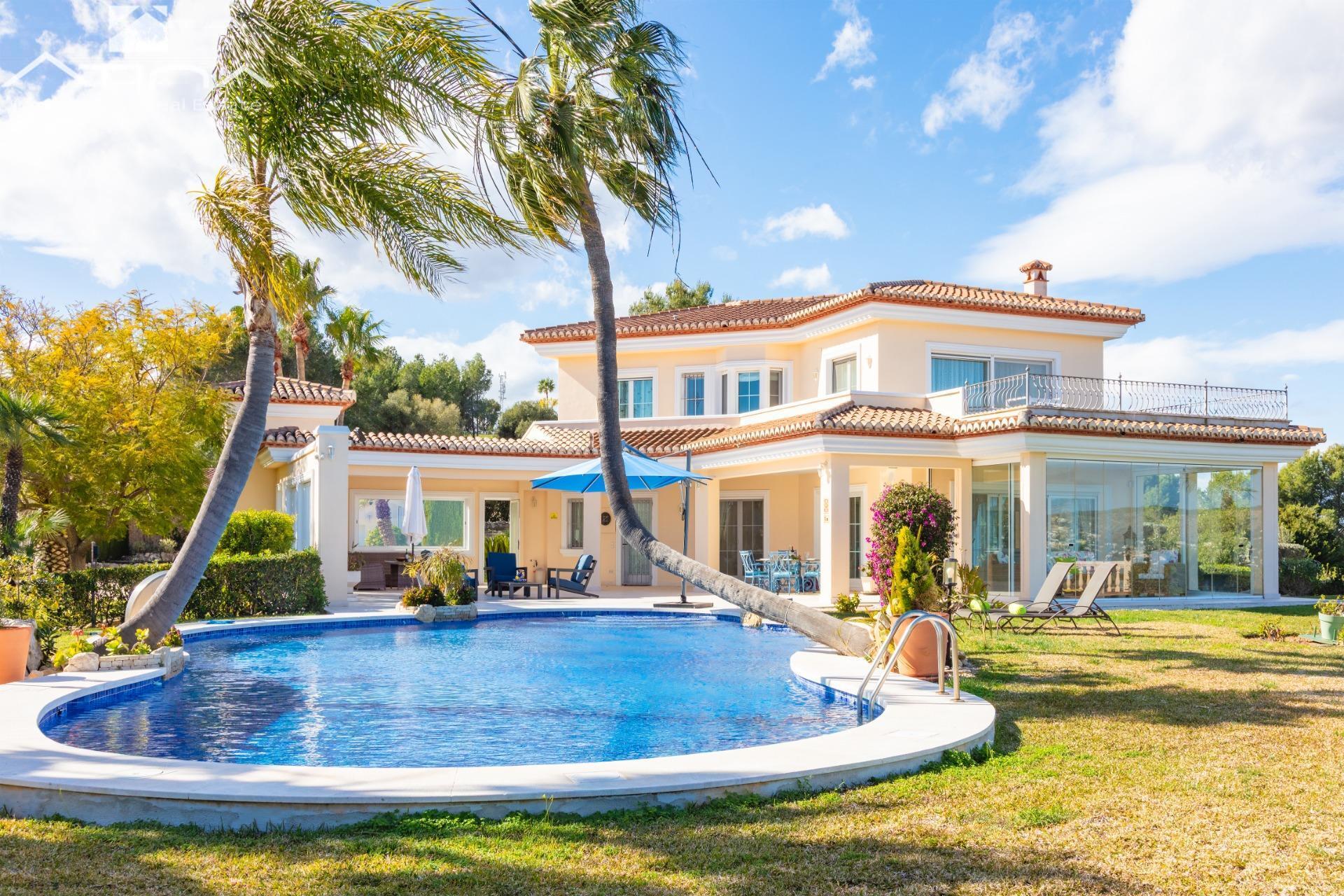 Exclusiva villa con panoramicas vistas al mar y la prestigiosa montaña ´´ Montgo´´