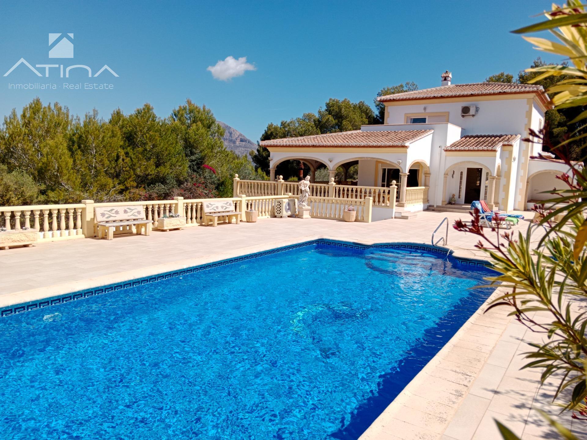 Villa de Lujo en Jávea junto al Golf | 1.500m² Parcela y Piscina Climatizada