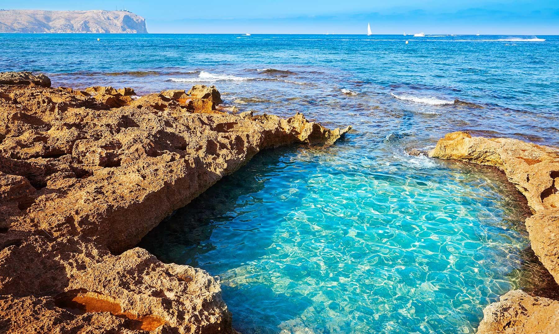 “Villa Azure: Donde el Mediterráneo se convierte en parte de tu hogar.”