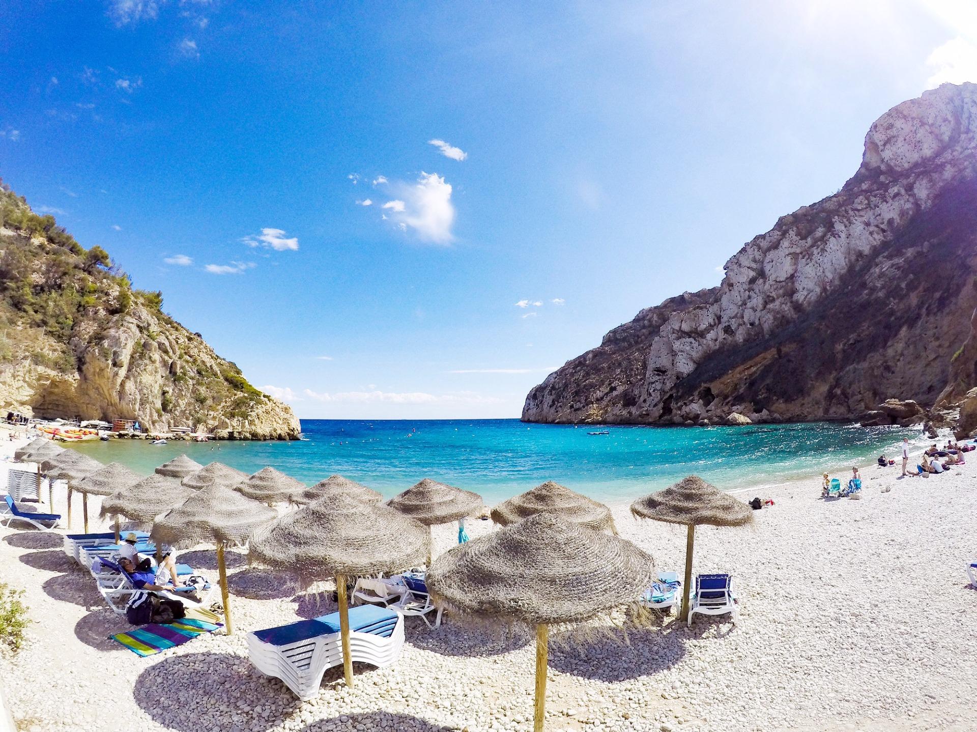 “Villa Azure: Donde el Mediterráneo se convierte en parte de tu hogar.”