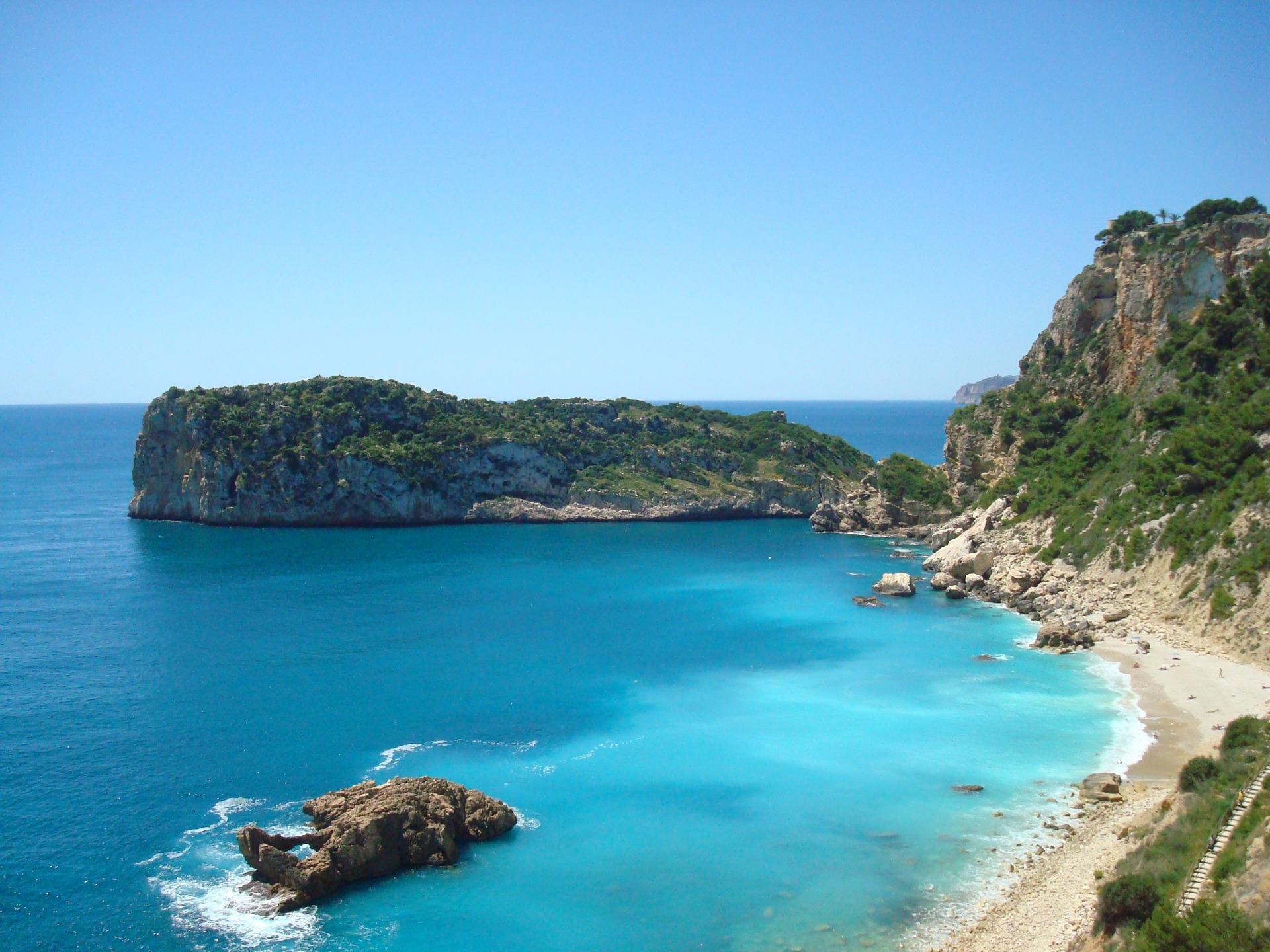 “Villa Azure: Donde el Mediterráneo se convierte en parte de tu hogar.”