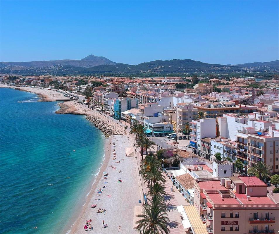 “Villa Azure: Donde el Mediterráneo se convierte en parte de tu hogar.”