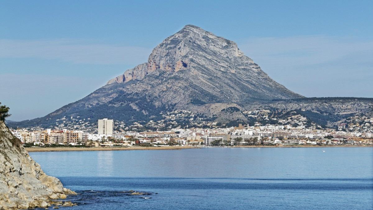 “Villa Azure: Donde el Mediterráneo se convierte en parte de tu hogar.”