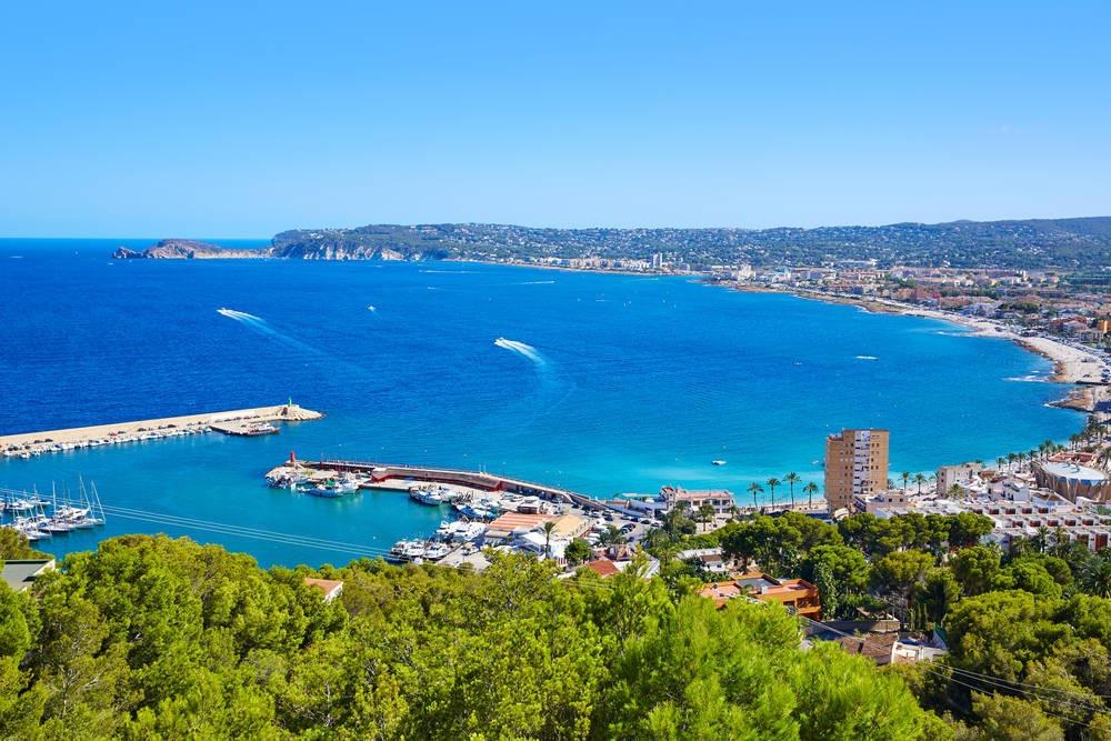 “Villa Azure: Donde el Mediterráneo se convierte en parte de tu hogar.”