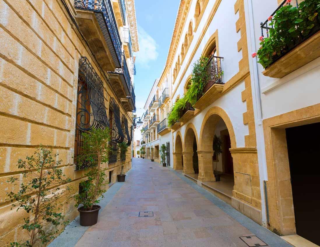 “Villa Azure: Donde el Mediterráneo se convierte en parte de tu hogar.”
