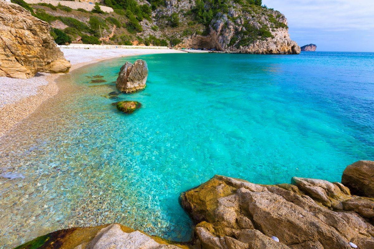 “Villa Azure: Donde el Mediterráneo se convierte en parte de tu hogar.”