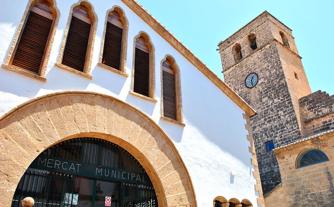 “Villa Azure: Donde el Mediterráneo se convierte en parte de tu hogar.”