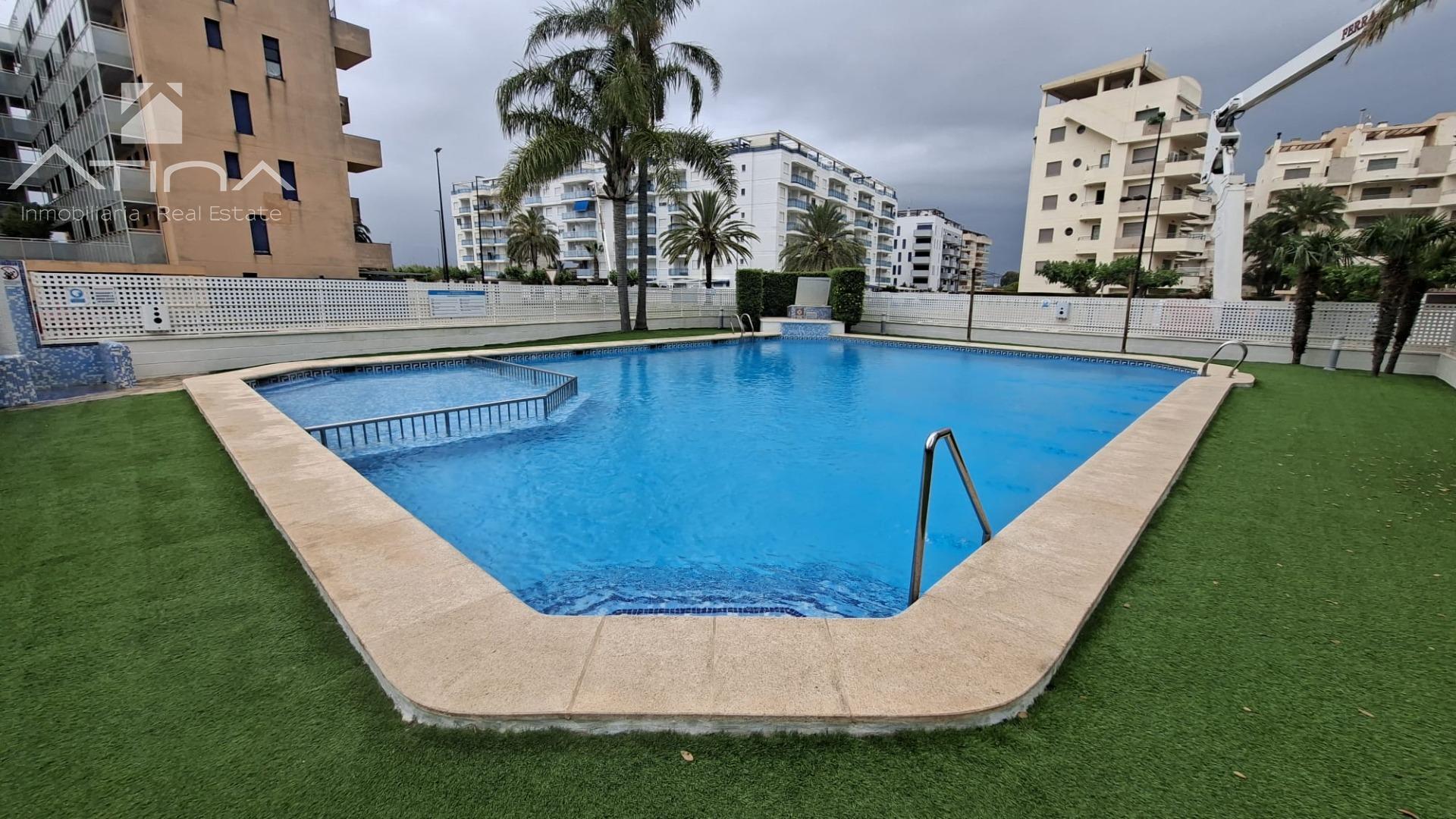 Apartamento en Planta Baja en Daimús: Primera Línea y Piscina a 50m del Mar