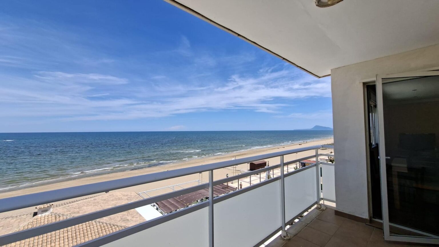 Apartamento ubicado en primera línea playa Daimús