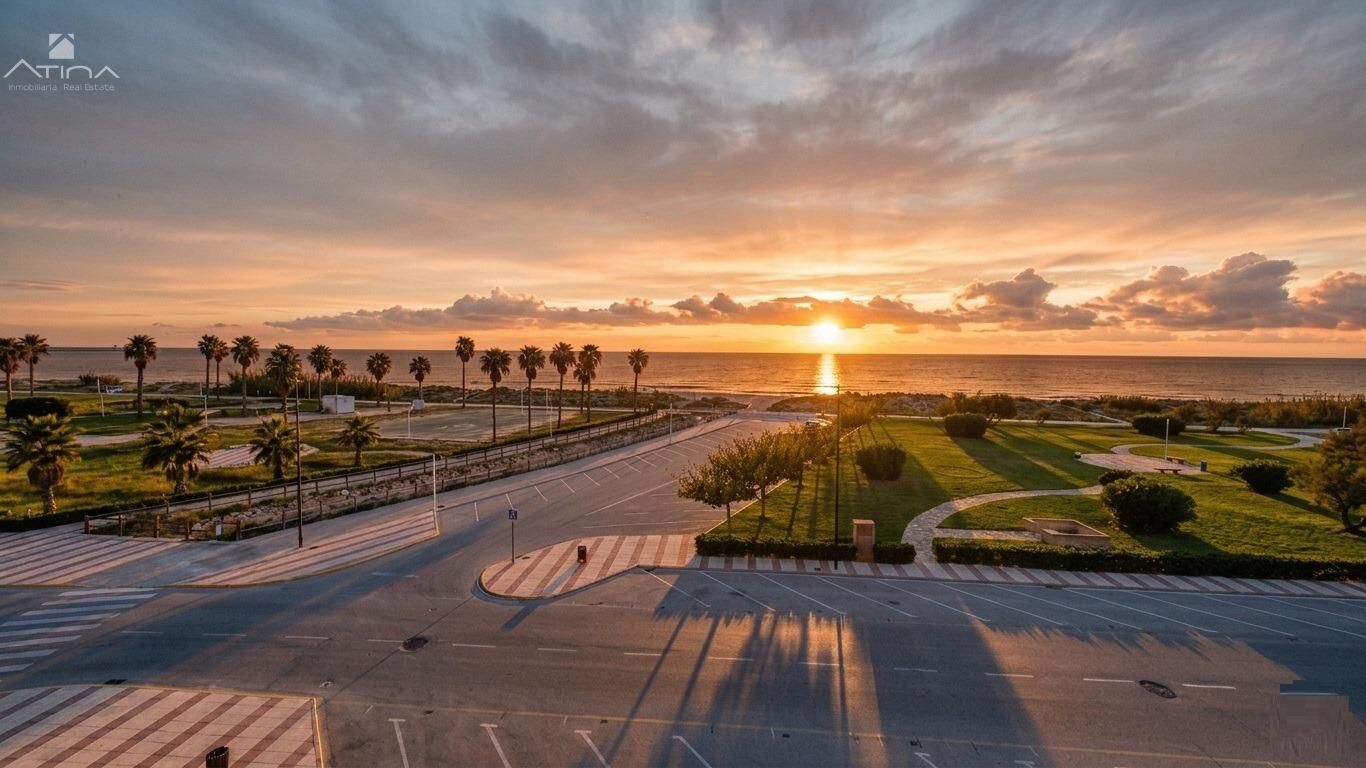 Apartamento con vistas abiertas al mar situado en primera línea playa Daimús