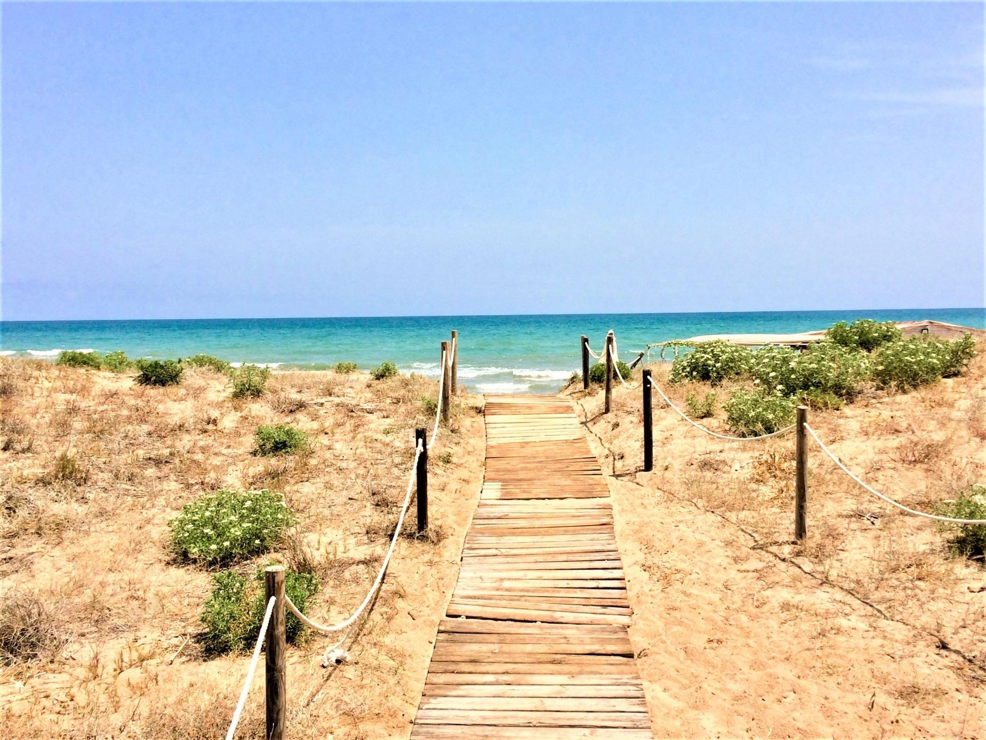 Apartamento con vistas abiertas al mar situado en primera línea playa Daimús