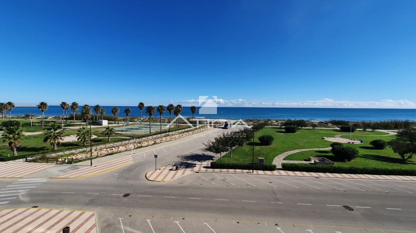 Apartamento con vistas abiertas al mar situado en primera línea playa Daimús