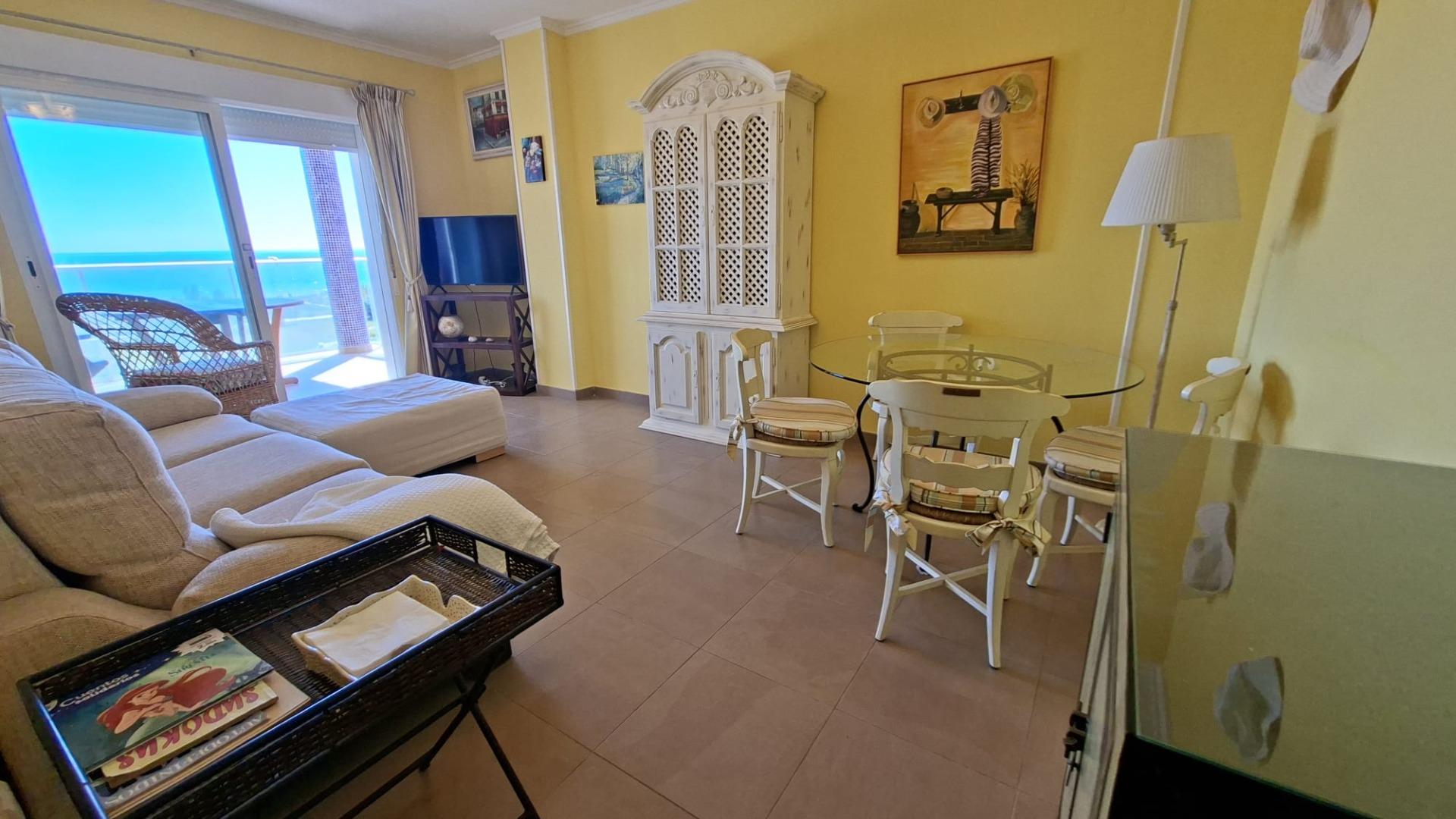 Apartamento con vistas abiertas al mar situado en primera línea playa Daimús