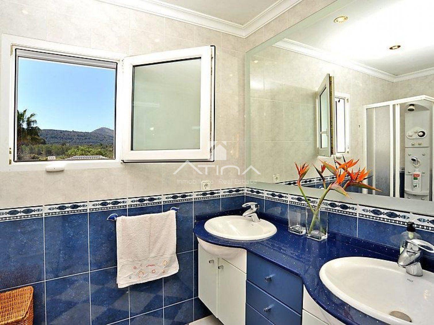 Villa de Lujo en Jávea con Privacidad y Gran Potencial
