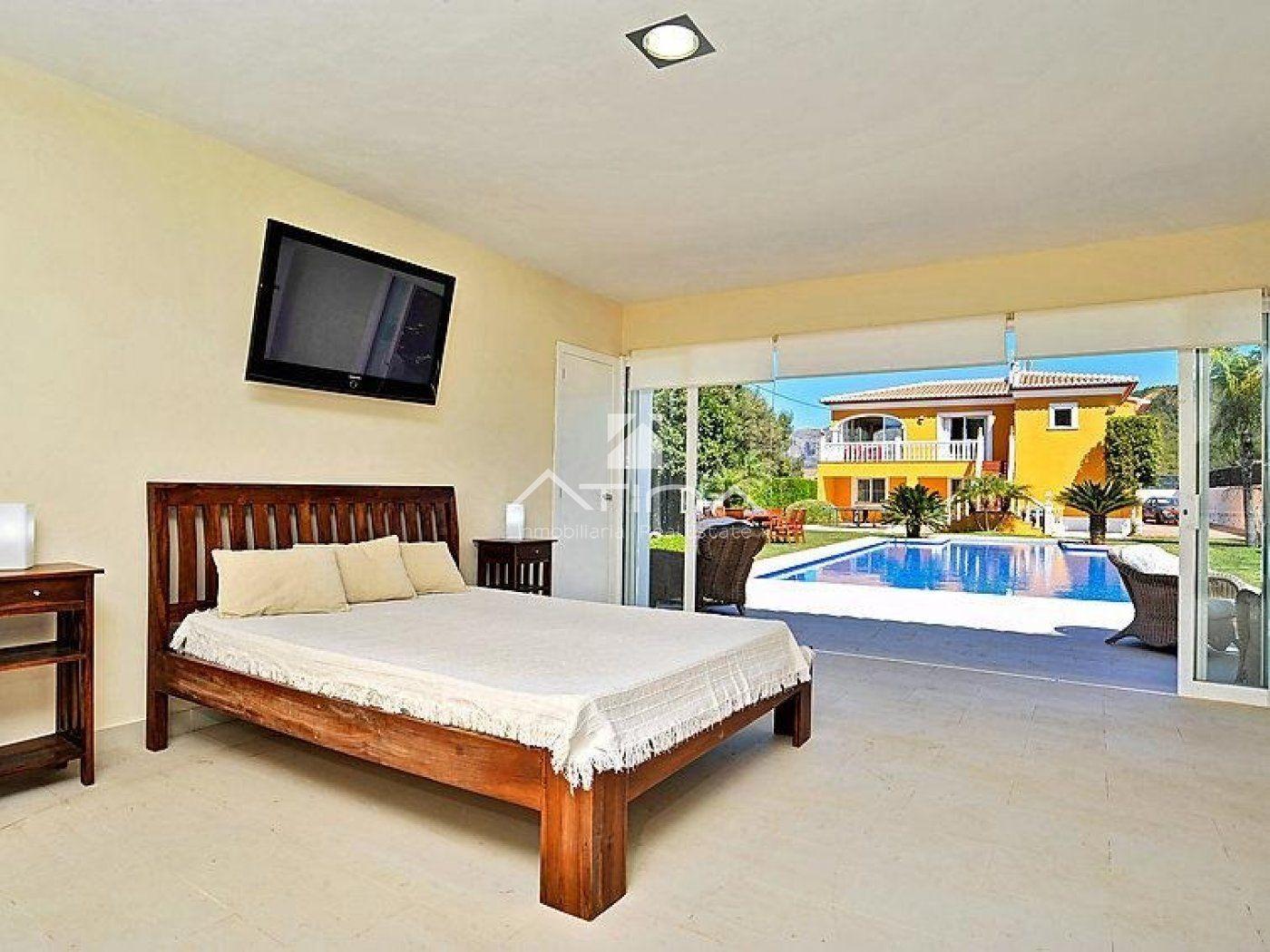 Villa de Lujo en Jávea con Privacidad y Gran Potencial