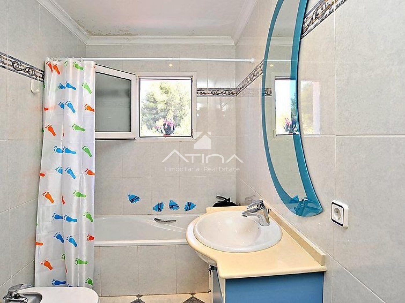 Villa de Lujo en Jávea con Privacidad y Gran Potencial
