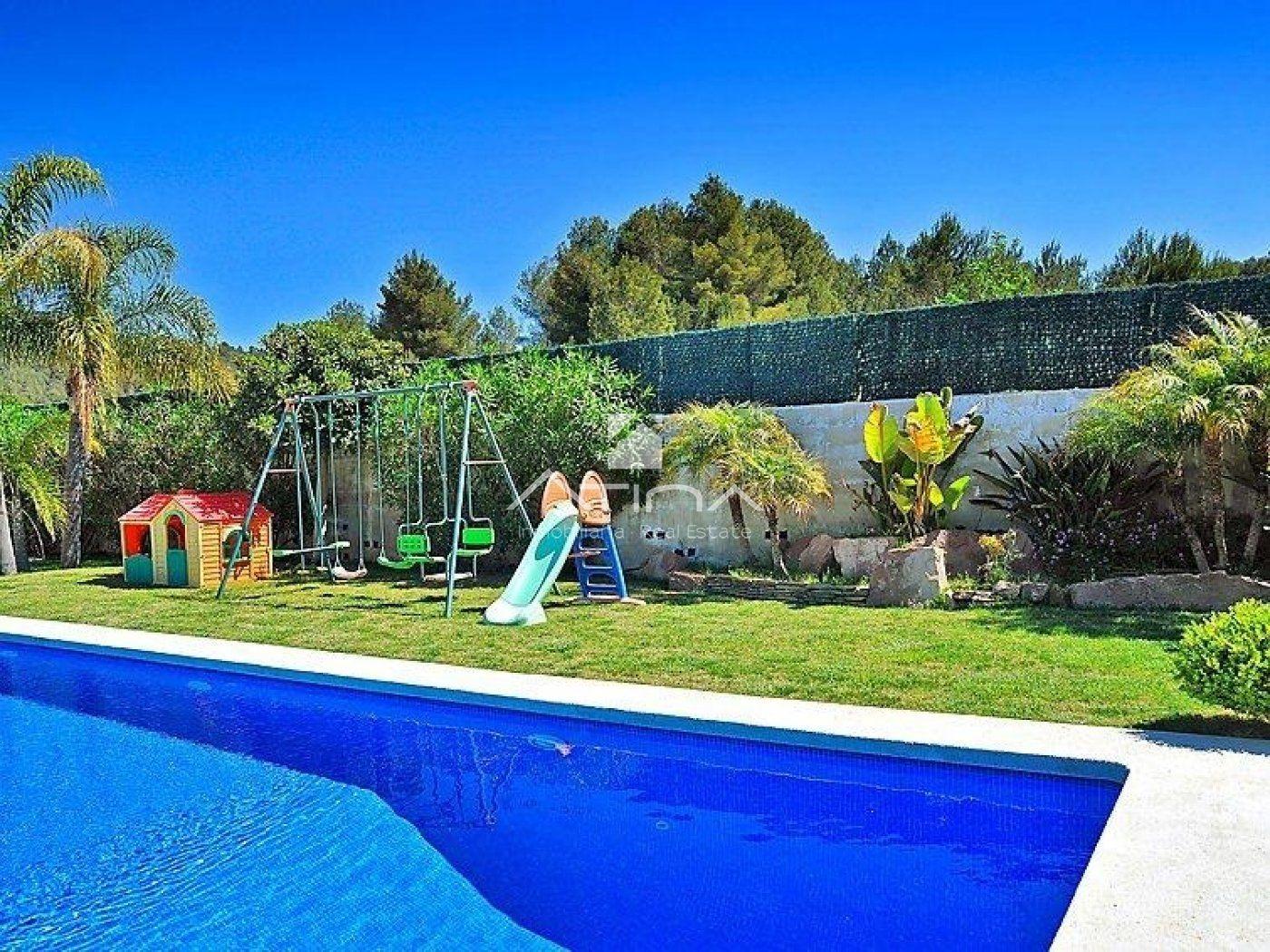 Villa de Lujo en Jávea con Privacidad y Gran Potencial