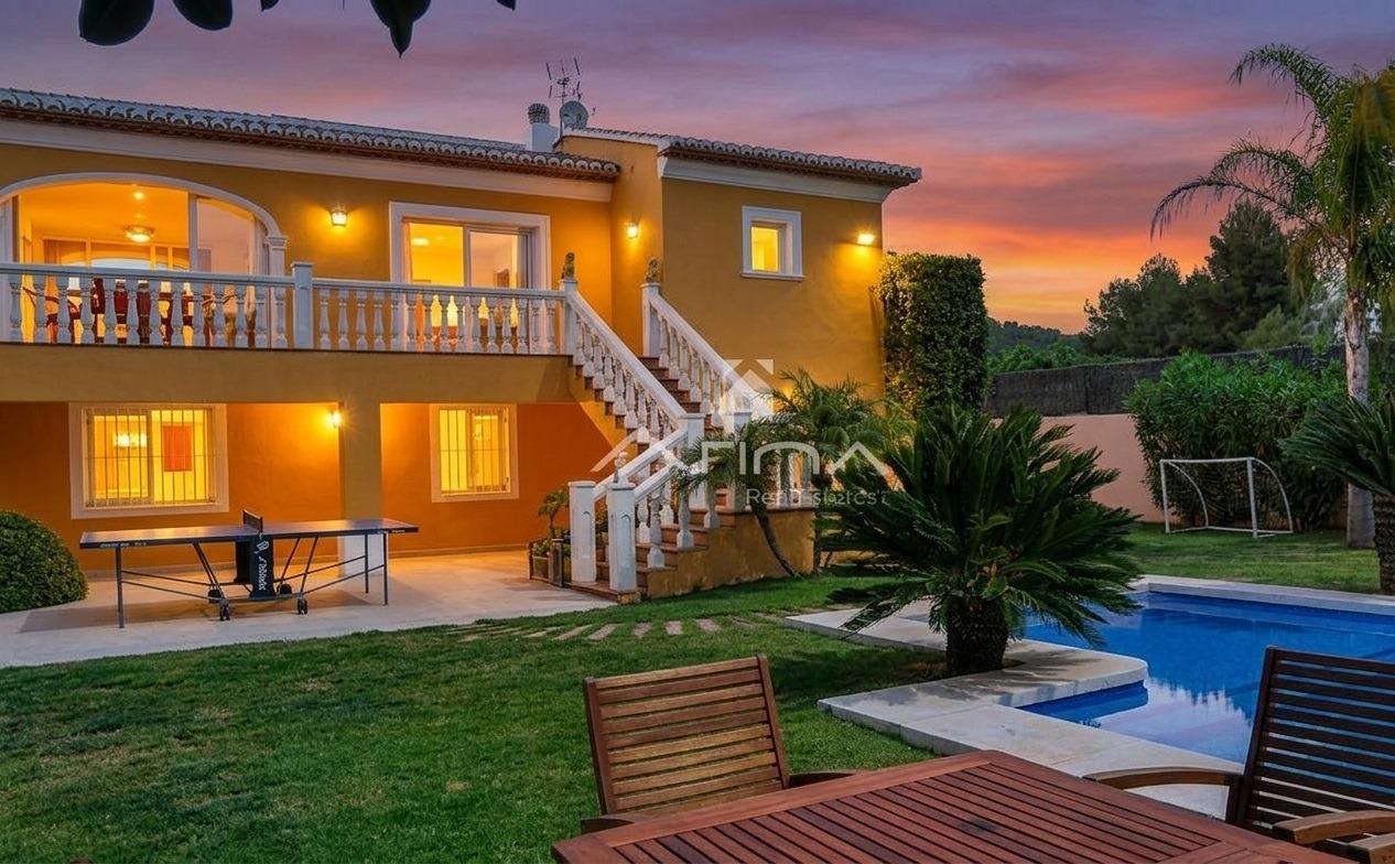 Villa de Lujo en Jávea con Privacidad y Gran Potencial