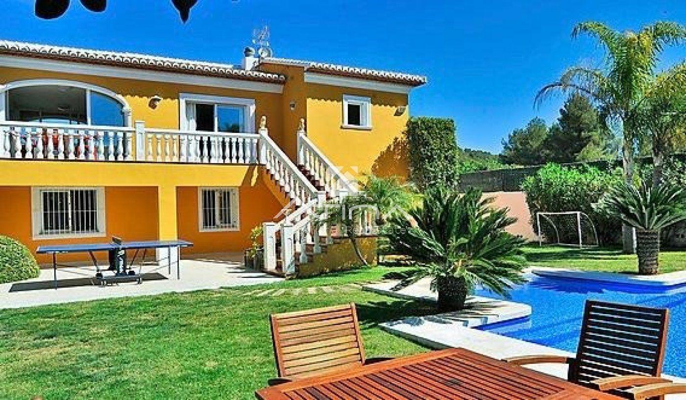 Villa de Lujo en Jávea con Privacidad y Gran Potencial