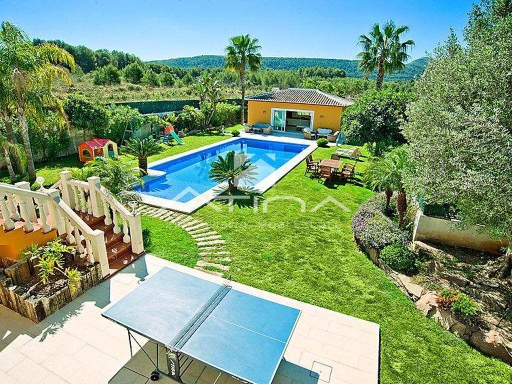 Villa de Lujo en Jávea con Privacidad y Gran Potencial