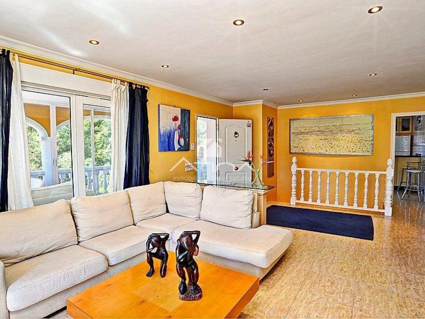 Villa de Lujo en Jávea con Privacidad y Gran Potencial