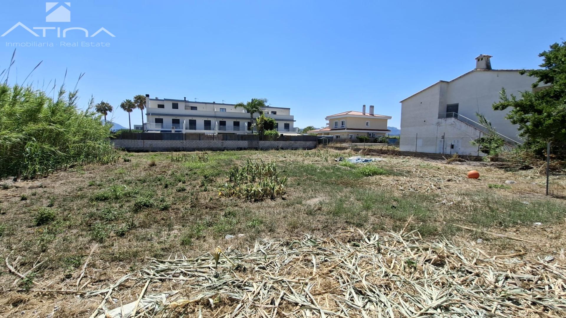 Parcela urbanística en venta en la Playa de Daimús de 1.073 m²
